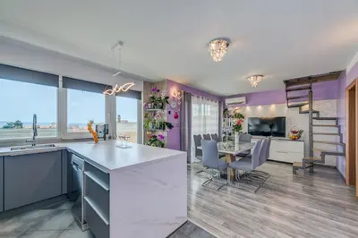 Kuhinja ili čajna kuhinja u objektu SUMMER ORCHID - Spacious Duplex By The Beach & PS5