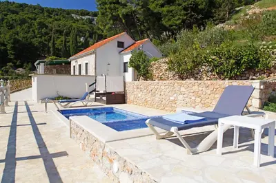 Bazen u objektu Holiday home Nina ili u blizini