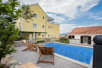 Bazen u objektu Villa Suzy Lux ili u blizini