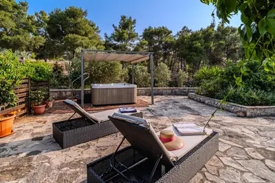 Vrt u objektu Holiday Home Sarbunara