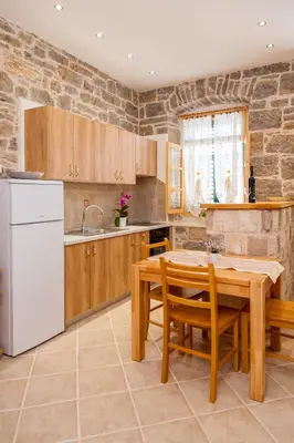 Kuhinja ili čajna kuhinja u objektu Beach Resort Apartments Podspiline