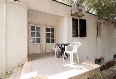 Popločani dio dvorišta ili vanjski dio objekta Apartments Neva