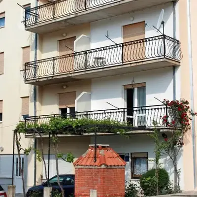 Apartments with a parking space Podstrana