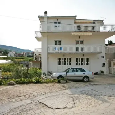 Apartments with a parking space Podstrana
