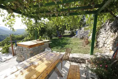 Pogled na planine ili pogled na planine iz vikendica