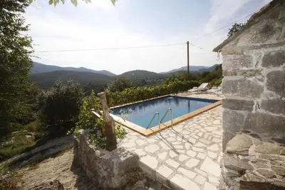 Bazen u objektu House Mario ili u blizini