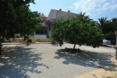 Vrt u objektu Seaside apartments with a swimming pool Supetar, Brac - 11360
