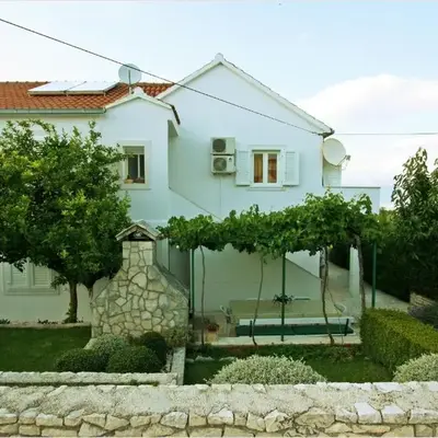 Apartments with parking space Supetar