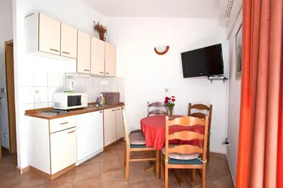Kuhinja ili čajna kuhinja u objektu Apartments by the sea Promajna, Makarska - 2605