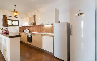 Kuhinja ili čajna kuhinja u objektu Holiday Home Pisak With Sea View I
