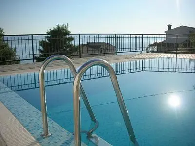 Bazen u objektu Mimice Bay Apartments ili u blizini