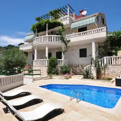 Seaside apartments with a swimming pool Puntinak