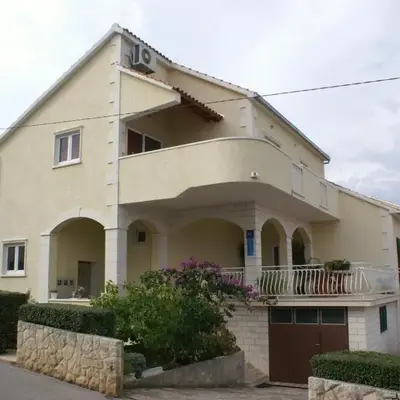 Apartments with parking space Supetar