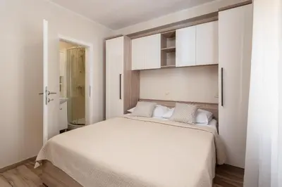 Krevet ili kreveti u jedinici u objektu Perla Apartment - 2 min to the beach & free parking