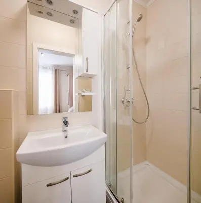 Kupaonica u objektu Perla Apartment - 2 min to the beach & free parking