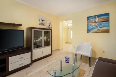 TV i/ili zabavni centar u objektu Perla Apartment - 2 min to the beach & free parking
