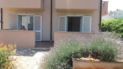Vrt u objektu Apartments Zvone,place by the sea