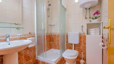 Kupaonica u objektu Baška Voda Apartments - City center, Steps from the Beach, Free Parking