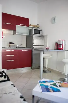 Kuhinja ili čajna kuhinja u objektu Apartments Mediterranea with heated pool