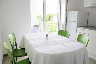 Kuhinja ili čajna kuhinja u objektu Apt White Idyll, 3 bedrooms, 3 bathrooms, terrace apt