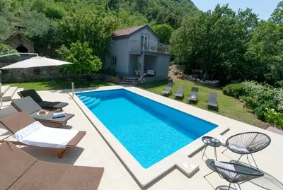 Bazen u objektu Apartments Srdanovic ili u blizini