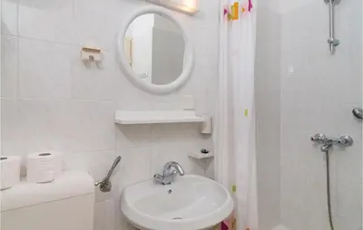 Kupaonica u objektu Two-Bedroom Apartment In Supetar
