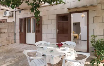 Popločani dio dvorišta ili vanjski dio objekta Two-Bedroom Apartment In Supetar