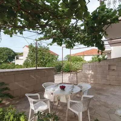 Two-Bedroom Apartment In Supetar