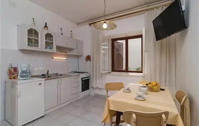 Kuhinja ili čajna kuhinja u objektu One-Bedroom Apartment In Supetar