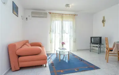 TV i/ili zabavni centar u objektu Two-Bedroom Apartment In Supetar