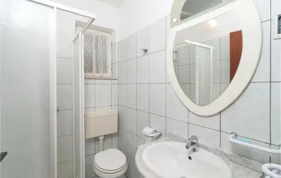 Kupaonica u objektu Two-Bedroom Apartment In Supetar