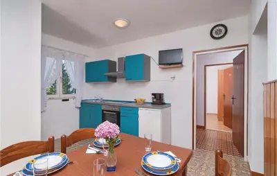 Kuhinja ili čajna kuhinja u objektu Two-Bedroom Apartment In Supetar