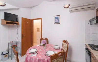 TV i/ili zabavni centar u objektu Three-Bedroom Apartment In Supetar
