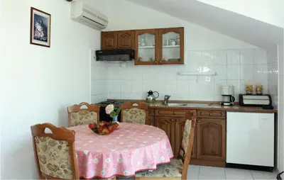 Kuhinja ili čajna kuhinja u objektu Three-Bedroom Apartment In Supetar