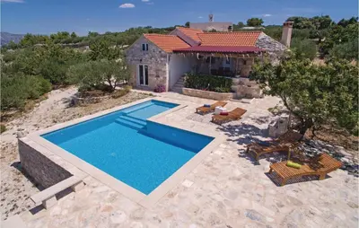 Bazen u objektu Lovely Home In Postira ili u blizini