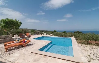 Bazen u objektu Lovely Home In Postira ili u blizini
