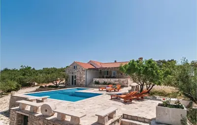 Bazen u objektu Lovely Home In Postira ili u blizini