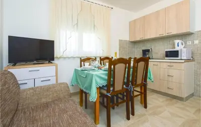 Kuhinja ili čajna kuhinja u objektu Two-Bedroom Apartment In Mali Rat