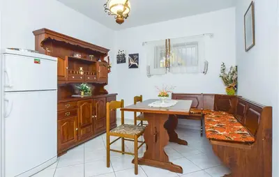 Kuhinja ili čajna kuhinja u objektu Four-Bedroom Apartment In Omis