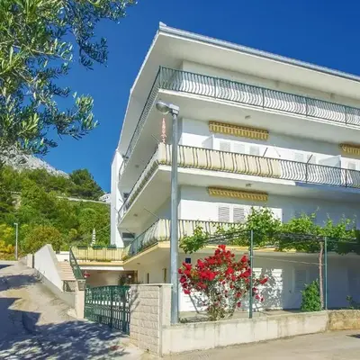 Four-Bedroom Apartment In Omis
