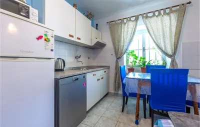 Kuhinja ili čajna kuhinja u objektu One-Bedroom Apartment In Omis