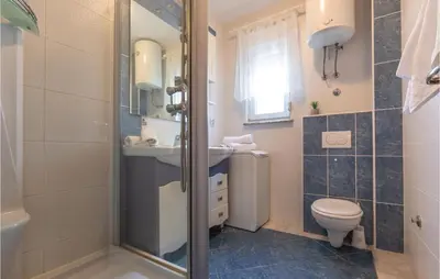 Kupaonica u objektu Two-Bedroom Apartment In Makarska