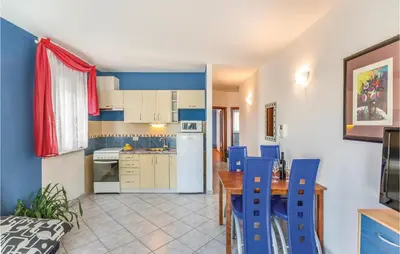 Kuhinja ili čajna kuhinja u objektu Two-Bedroom Apartment In Makarska