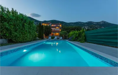 Bazen u objektu Three-Bedroom Apartment In Ostrvica ili u blizini