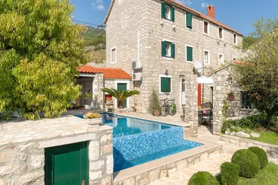 Bazen u objektu Villa Tanja ili u blizini