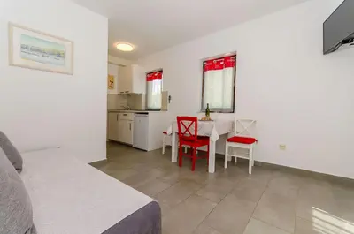 Kuhinja ili čajna kuhinja u objektu Apartments Pharos