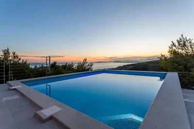 Bazen u objektu Villa Horizon ili u blizini