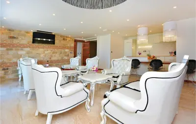 TV i/ili zabavni centar u objektu Eight-Bedroom Holiday Home In Podstrana