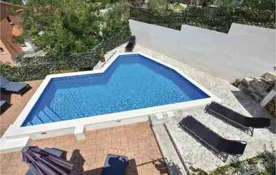 Bazen u objektu Four-Bedroom Apartment In Srinjine ili u blizini
