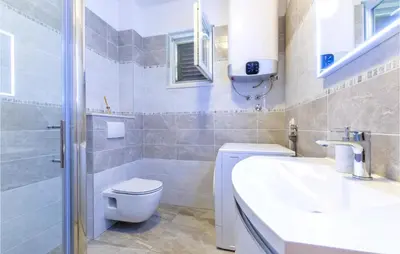 Kupaonica u objektu Four-Bedroom Apartment In Srinjine